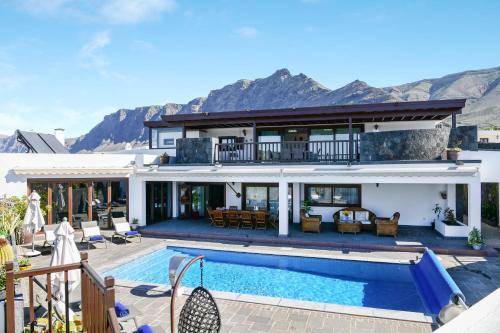 Urbanizacion Famara Villa | 650 m² Villa ∙ 5 bedrooms ∙ 13 guests