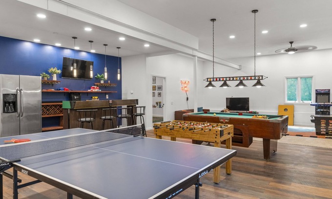 Cresco House | 6500 sqft★9BR!★Gorgeous Modern Ranch★Serene Backyard/Deck★Huge Game Room★PETS!