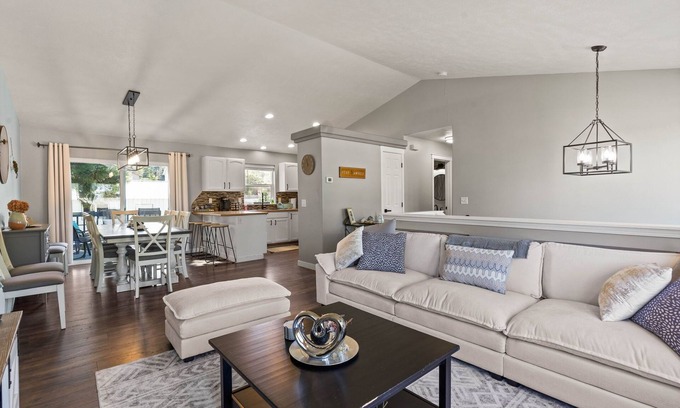 Spokane House | 6BR/3BA House - 2nd Living and Entry - 18 Guests