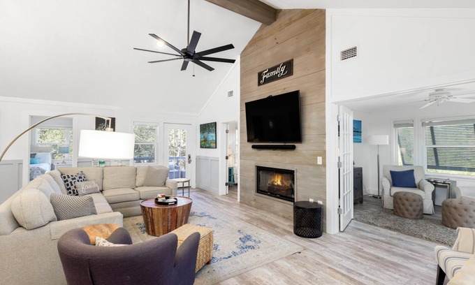 Gulf Trace House | 6BR, Private Pool, Close to the Beach, Bikes, Kayak, SUP!