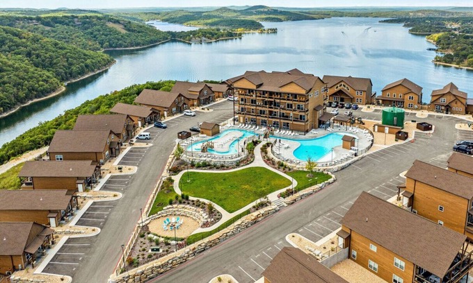 Kimberling City House | 💙 7 BED LAKE HOUSE/GAME RM/GOLDEN TEE/INDOOR & OUTDOOR POOLS/HOT TUB & FIRE PIT