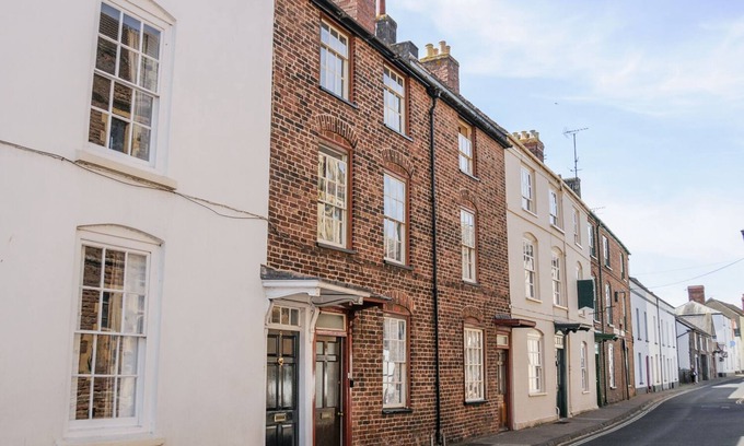 Monmouth Cottage | 7 GLENDOWER STREET, pet friendly, with a garden in Monmouth