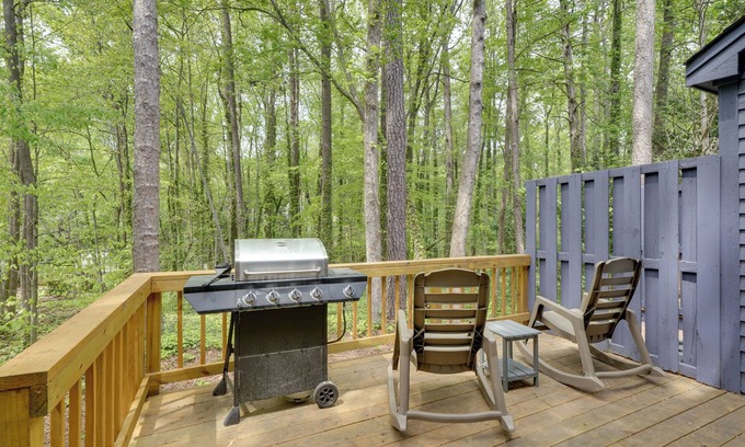 North Raleigh House | 7 Mi to Dtwn Raleigh: BBQ-Ready Townhome!