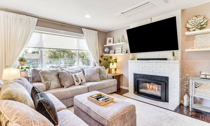Ellsworth House | 7 Mi to Vancouver Waterfront: Sleek Home w/Yard!
