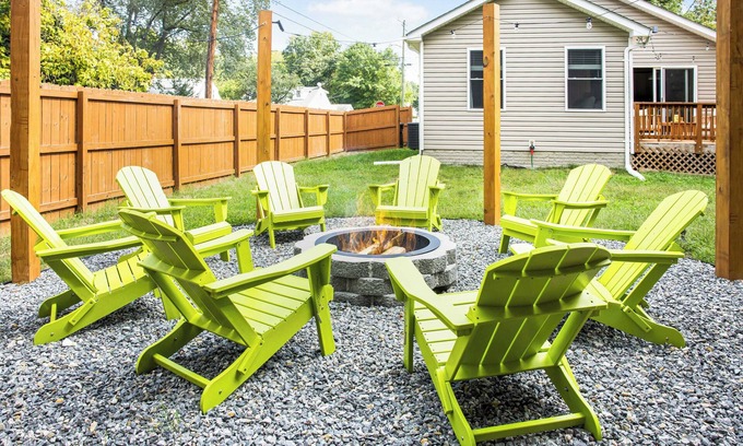 Issue House | 7 mins to the beach! Fire Pit, BBQ, Games, Fully Equipped Kitchen & Beach Gear
