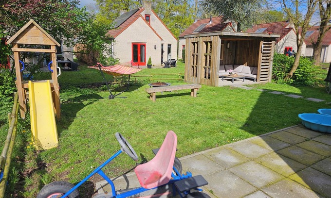 Ewijk House | 7 pers house -playground/room, fireplace, porch, close to lake & park facilities