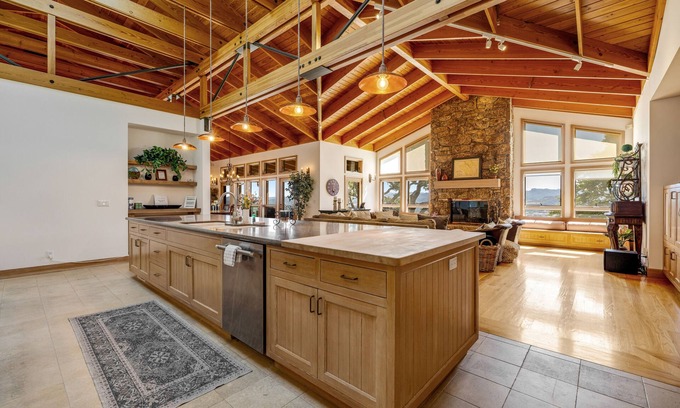 Cloverdale House | 70-acre luxury vineyard estate with 360-degree view, lap pool, hot tub - dogs OK