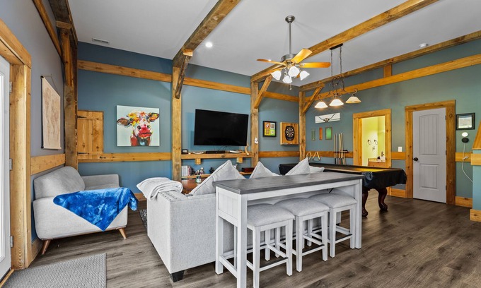 Southmont House | 70" TV, pool table, darts, 10 minutes from Wildlife Boat Ramp + Board & Batten