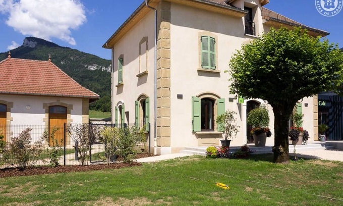 Saint-Christophe-la-Grotte House | 74 m² Gîte ∙ 2 bedrooms ∙ 5 guests