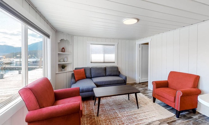 Bayview Boat Rental | 74 m² Houseboat ∙ 2 bedrooms ∙ 9 guests