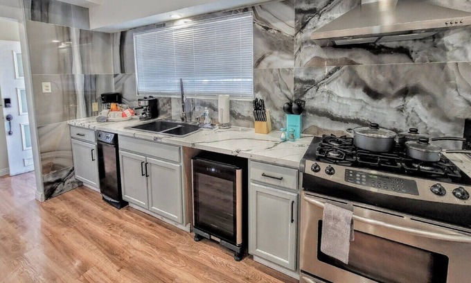 Beverly Green House | #74Hub w/Kitchen: Mins to LV Strip/Dwtn/Con Centern
