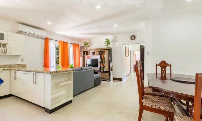 Runaway Bay Apartment | 75 m² Apartment ∙ 2 bedrooms ∙ 4 guests
