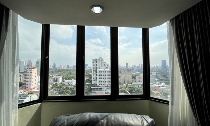 Ploenchit Condo | 78sqm, Large 1 Bdrm, Soi Nana, Near BTS, Free WiFi