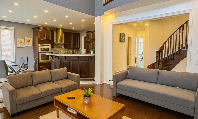 Brampton House | 8-BDRM Wedding, Event & Group Ready | Near Airport