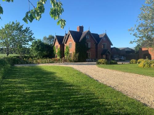 Rugeley House | 8 Bed in Abbots Bromley 79321