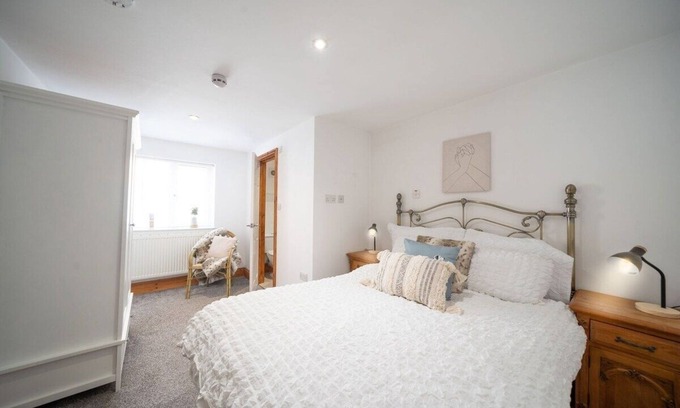 Hardwicke House | 8 Bedroom/6 Bath House/Large Patio/Large Parking