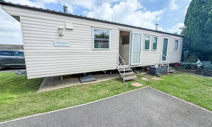 Hopton House | 8 berth spacious dog friendly caravan, near Great Yarmouth in Norfolk ref 10004G