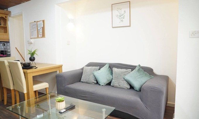 Chorlton-on-Medlock House | 8 Guest Modern Home By O2 Apollo & Ethiad Stadium
