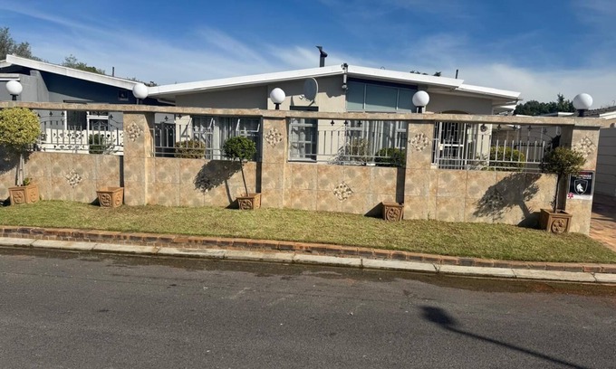Kraaifontein House | 8 Sleeper, family friendly house with a charming swimming pool in Cape Town.