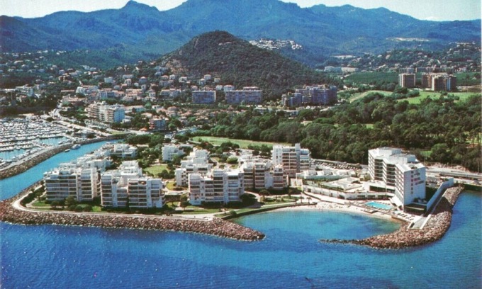 Mandelieu-la-Napoule Beach Apartment | 80 m², 2 BEDROOM - INCREDIBLE FRONT SEA VIEW - 1min Pool, Beach, Tennis…