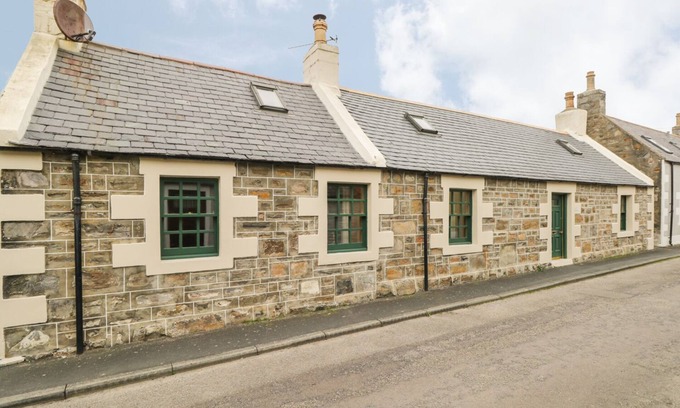 Cullen Cottage | 83 SEATOWN, pet friendly, character holiday cottage in Cullen