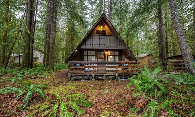 Glacier Cabin | 86sl - Rustic - Pets Ok - Bbq - Sleeps 6 3 Bedroom Home by RedAwning