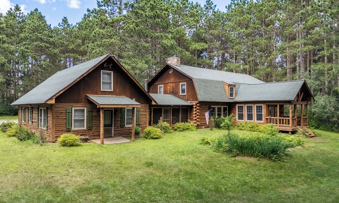 Mauston Cabin | 8BR Log Cabin Sleeps 25+ Pet Friendly Game Room near Castle Rock Lake & WI Dells