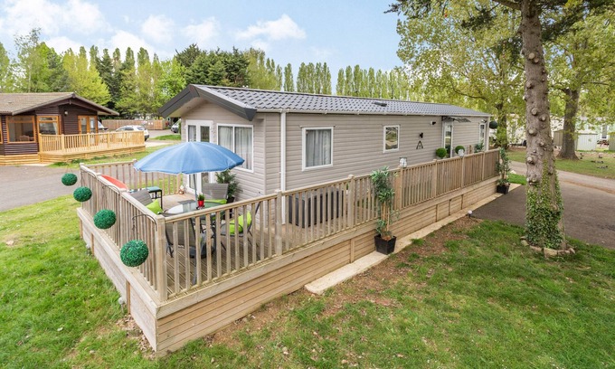 Great Houghton Cottage | 9 KINGFISHER LAKES, pet friendly, with pool in Northampton