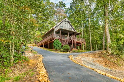 Clarkesville House | 9 Mi to Lake Burton Cabin with Deck Near Helen