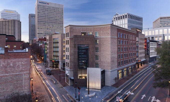 Downtown Richmond Hotel | 97 m² Hotel ∙ 5 guests