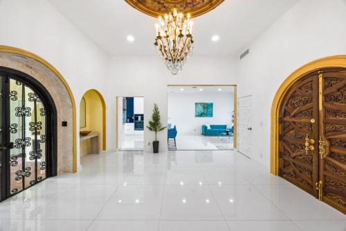 Tamarac House | 9kft Mega Retreat, Jacuzzi Tennis, Lake 11 BR
