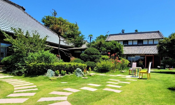 Asahi House | A 120yearold folk house and a museum of contempo - KOMINKA Art Museum Villa / Asahi Chiba