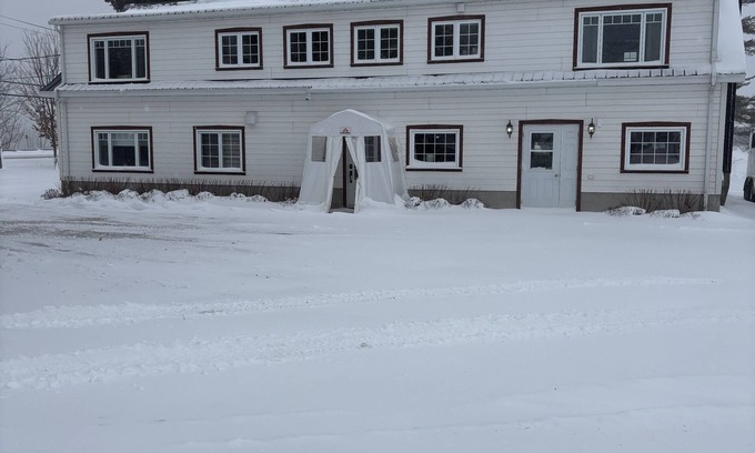 Saint-Etienne-de-Lauzon House | A 4-season haven for families and pets.