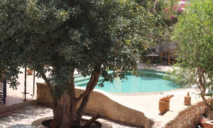 Ghazoua Villa | A 5 Minutes de la Ville, 7 Chambres,16 Couchages,piscine, Petit Déjeuner Inclus