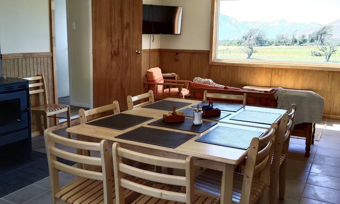 Torres Del Paine Cabin | A 60 Km de ingreso a Parque Nacional Torres del Paine. 8 camas disponibles.