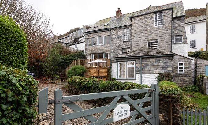 Port Isaac House | A beautiful Grade 2 listed Manor House with parking - 1 minute walk from beach