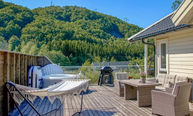 Farsund House | A beautiful holiday home in a quiet location in Åptapark, not far from the Åptafjord.