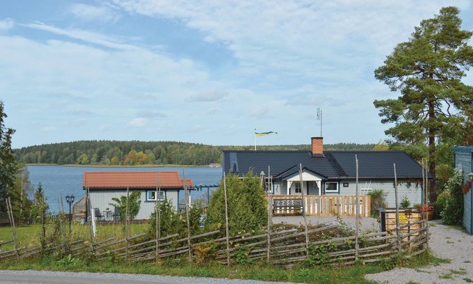 Norrtalje House | A beautiful view of Norrtäljeviken and boats offers this cottage and its annex.