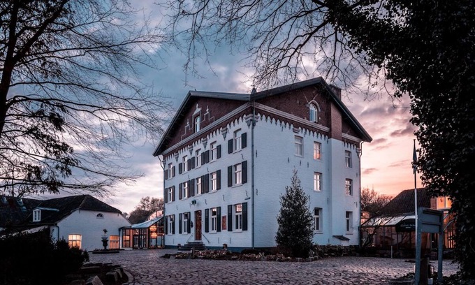 Baarlo House | A Calm and Clean Stay Near Roermond Shops! Free Parking, Onsite Dining!
