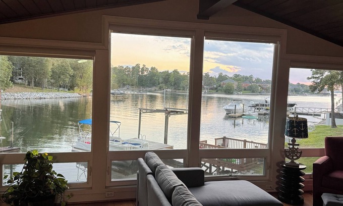 Columbia House | A Charming 2-bedroom house located on Lake Murray SC!