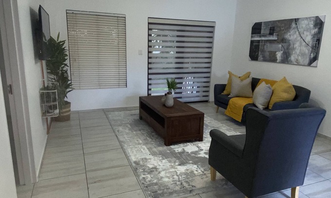 Greater Johannesburg Metropolitan Area Apartment | A cosy 2 bedrrom, 2 bath ground floor apartment with bistro, pizerria and bar