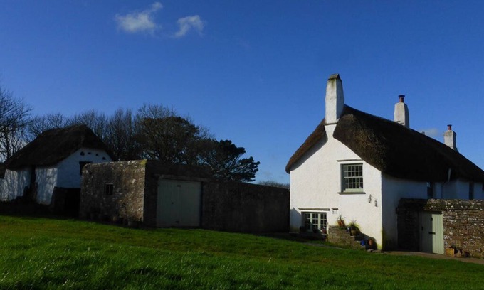 Hartland Cottage | A cosy thatched cottage in coastal location - a perfect eco-retreat for four