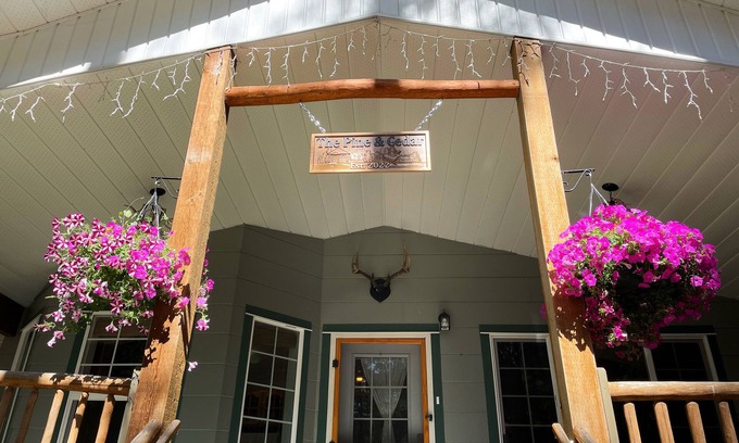Kootenay Boundary Cottage | A cottage in the woods by the lake