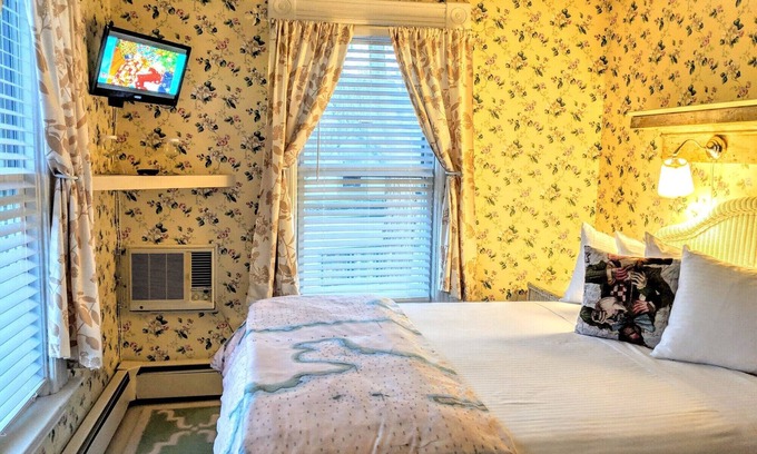 Shelburne Bed & Breakfast | A cozy 2nd Floor Queen Room 108 sqft Bed & Breakfast in Downtown Shelburne! DYT