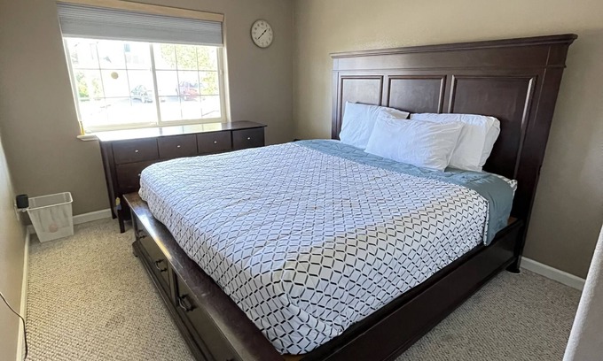 Bayshore - Klatt House | A cozy 4 bedroom with 2.5 Bath in S. Anchorage with walking and jogging trail.