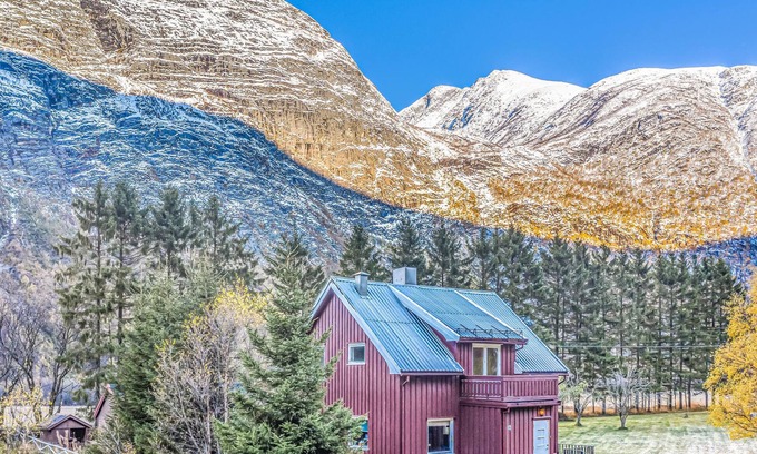 Sunndal House | A cozy cottage located in the middle of the majestic Sunndals mountains.