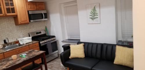 Williamsbridge Apartment | A cozy quiet place to be at peace