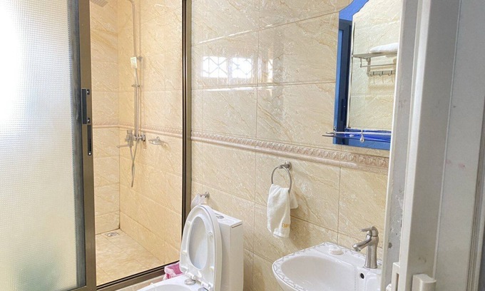 Sekondi-Takoradi Bed & Breakfast | A family with balcony bed and breakfast inclusive with hot tub and a walk shower