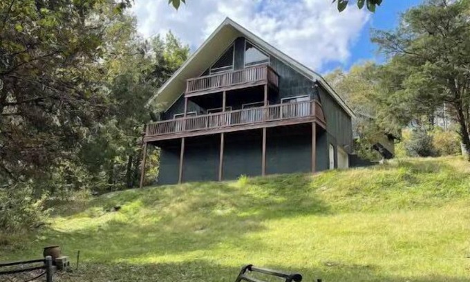 Lancaster Cabin | A-frame house (.3 miles) to Center Hill Marina