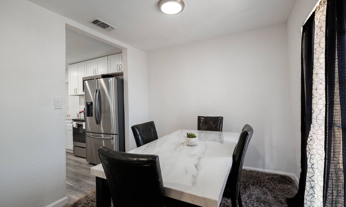 Southside House | A great place for short and medium stays, 5 minutes to Lackland Air Force Base.
